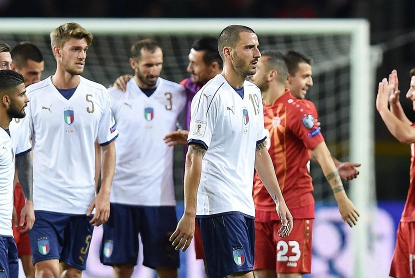 Para pemain Italia ketika menghadapi Makedoni di Stadion Olimpiade, Turin, Sabtu (7/10) dini hari WIB. Laga ini berkesudahan 1-1. 