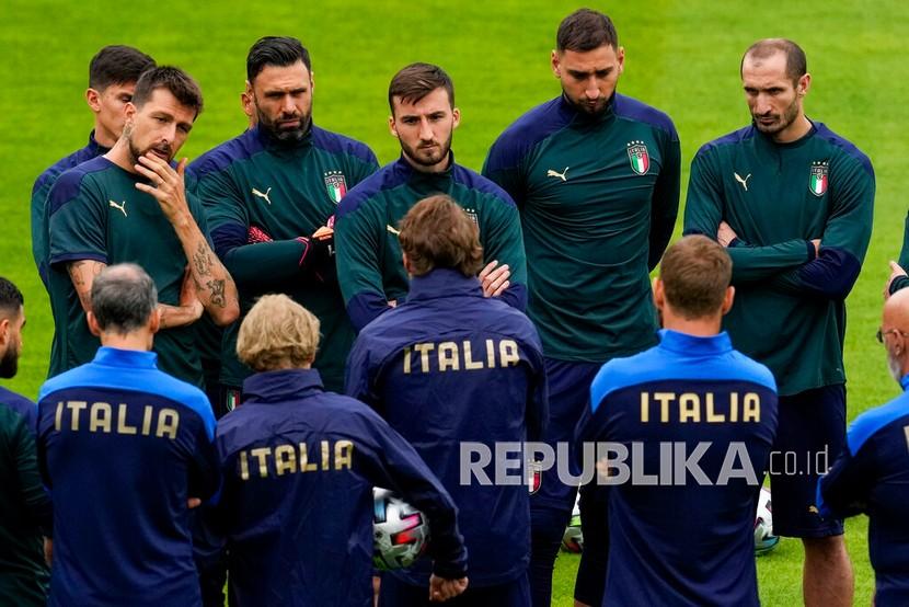 Para pemain Italia mendengarkan manajer Italia Roberto Mancini pada sesi latihan di stadion Hive di London, Inggris, Senin (5/7), menjelang pertandingan semifinal kejuaraan sepak bola Euro 2020 melawan Spanyol.