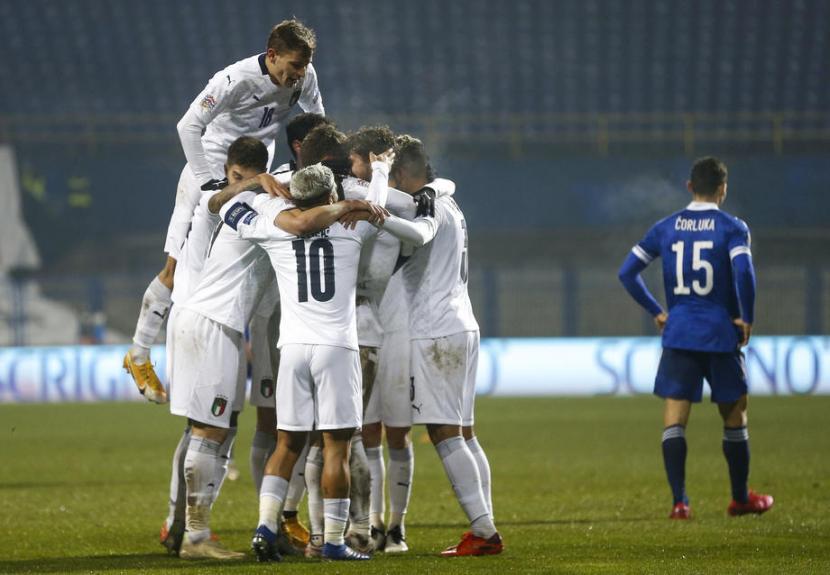Para pemain Italia merayakan keberhasilan mencetak gol kedua ke gawang Bosnia dalam pertandingan UEFA Nations League.
