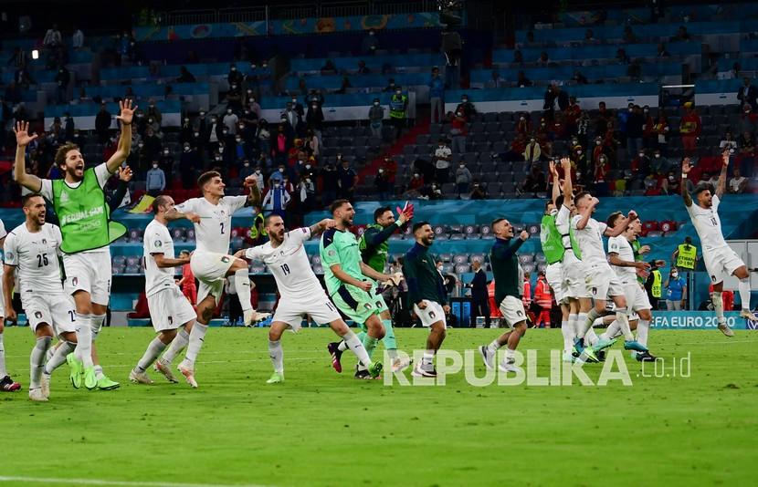 Para pemain Italia merayakan kemenangan atas Belgia pada laga perempat final kejuaraan sepak bola Euro 2020 di Allianz Arena di Muenchen, Jerman, Sabtu (3/7) dini hari WIB.