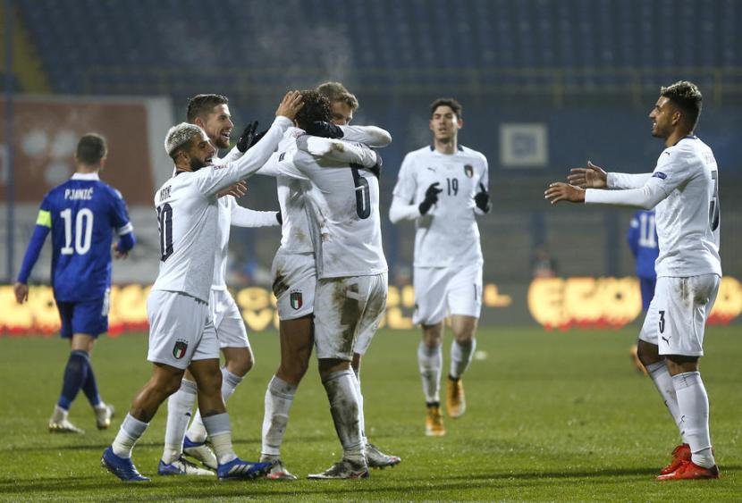 Para pemain Italia saat Domenico Berardi mencetak gol ke gawang Bosnia Herzegovina.