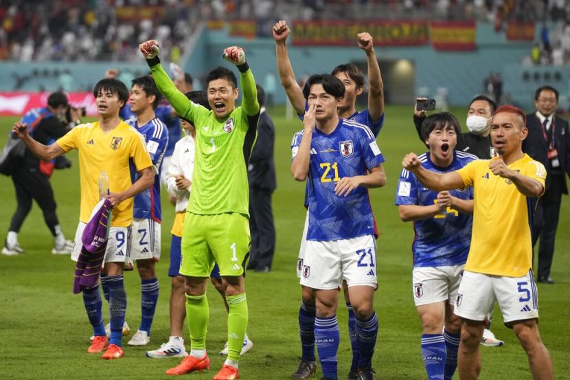Para pemain Jepang melambaikan tangan kepada para penggemarnya setelah pertandingan sepak bola grup E Piala Dunia antara Jepang dan Spanyol, di Stadion Internasional Khalifa di Doha, Qatar, Jumat (2/12) dini hari WIB. Jepang menang 2-1.