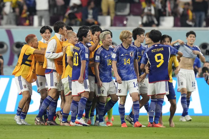 Para pemain Jepang merayakan berakhirnya pertandingan sepak bola grup E Piala Dunia antara Jerman dan Jepang, di Khalifa International Stadium di Doha, Qatar, Rabu, 23 November 2022. 
