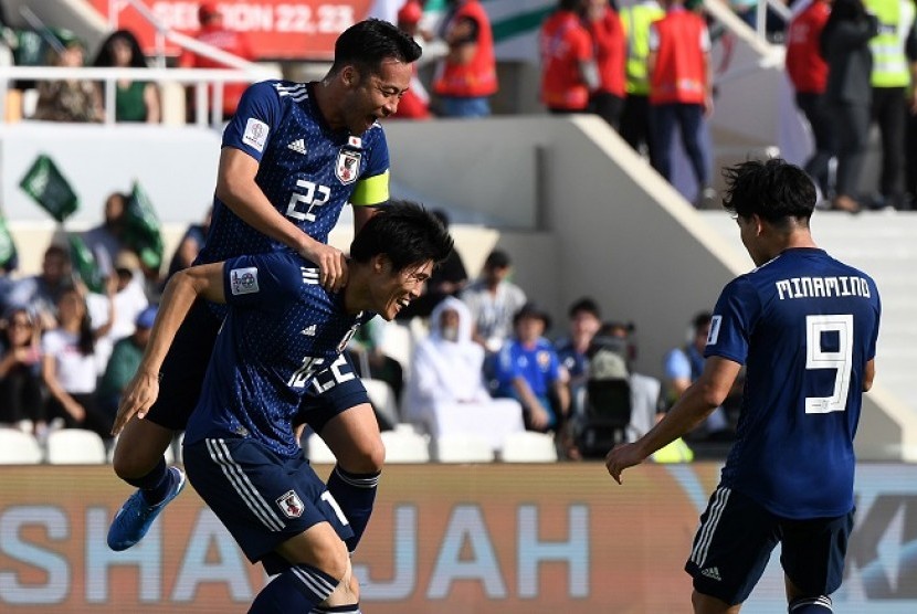 Para pemain Jepang merayakan gol ke gawang Arab Saudi di Piala Asia 2019.