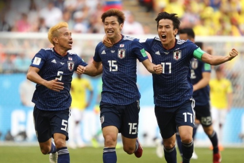 Para pemain Jepang merayakan gol Yuya Osako (tengah) pada laga lawan Kolombia, Selasa (19/6).