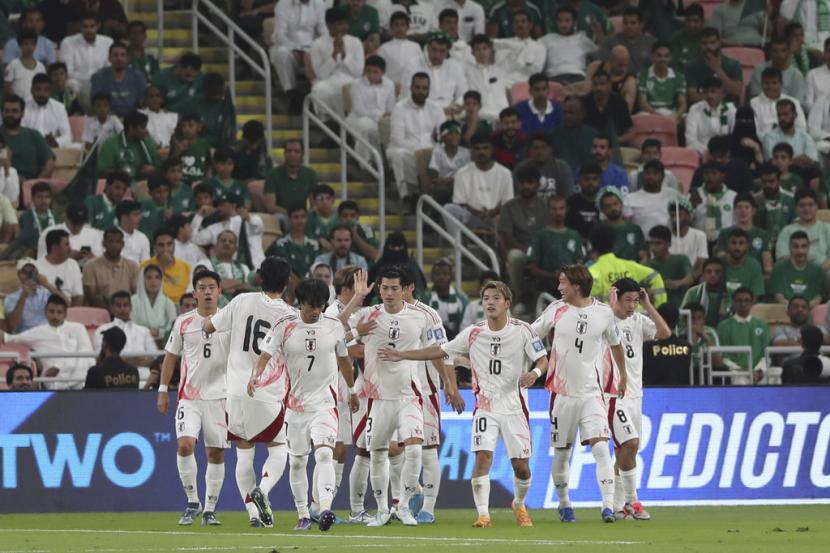 Para pemain Jepang merayakan kemenangan dalam pertandingan kualifikasi Piala Dunia 2026 melawan Arab Saudi di King Abdullah Sports City, Jeddah, Arab Saudi, Jumat (11/10/2024) dini hari WIB. Jepang menang 2-0.