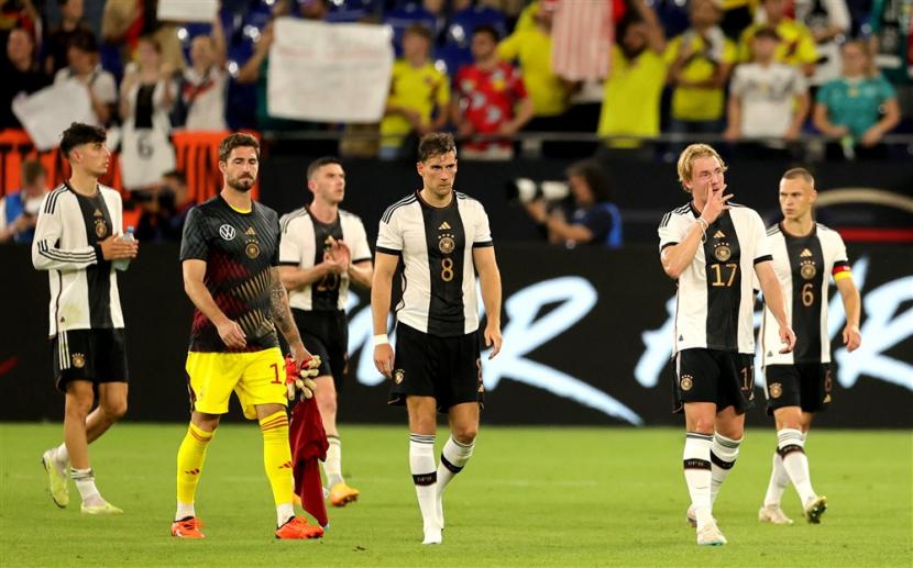 Para pemain Jerman berjalan lesu setelah dikalahkan Kolombia 0-2 dalam laga persahabatan internasional di Veltins Arena, Rabu (21/6/2023) dini hari WIB.