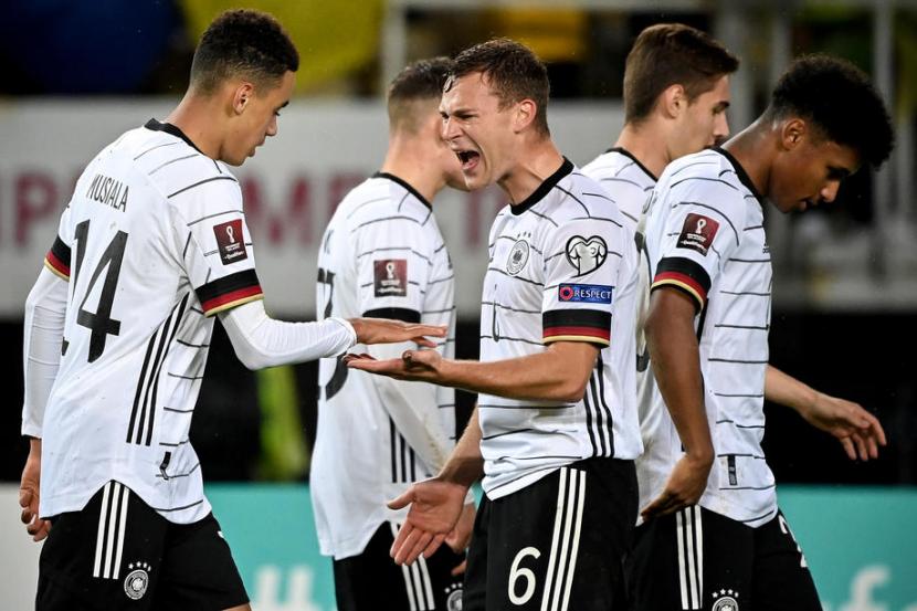 Para pemain Jerman merayakan gol Jamal Musiala (kiri) ke gawang Makedonia Utara. Jerman menang 4-0 dan lolos ke Piala Dunia 2022.
