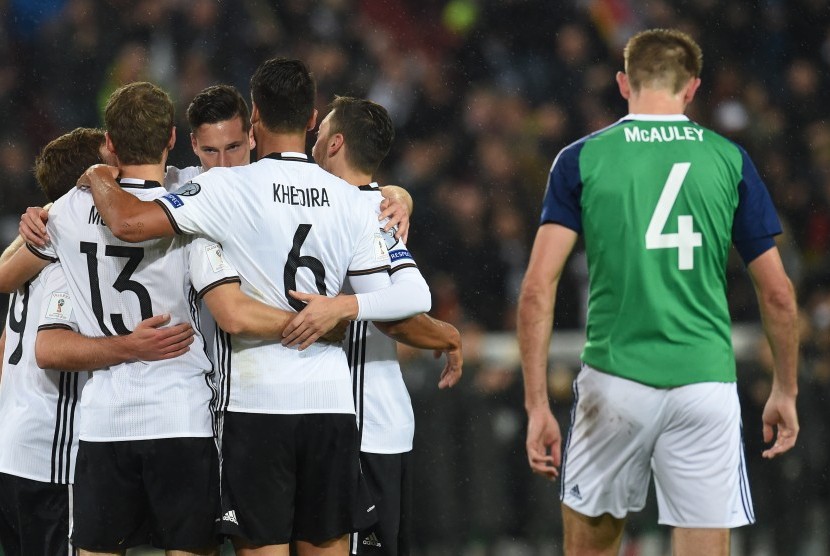 Para pemain Jerman merayakan gol Julian Draxler pada laga kualifikasi Piala Dunia 2018 lawan Irlandia Utara, di HDI Arena in Hanover, Rabu (12/10). Jerman menang 2-0.