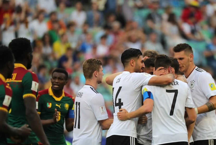 Para pemain Jerman merayakan gol Karem Demirbay (tidak terlihat) pada laga Piala Konfederasi 2017 lawan Kamerun, di Sochi, Rusia, Ahad (25/6). Jerman menang 3-1.