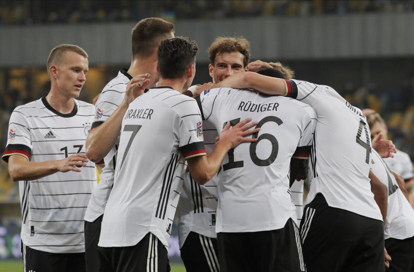 Para pemain Jerman merayakan gol Mathias Gitner ke gawang Ukraina.