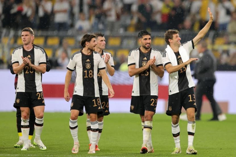 Para pemain Jerman merayakan kemenangan 2-1 atas Prancis dalam laga uji coba.