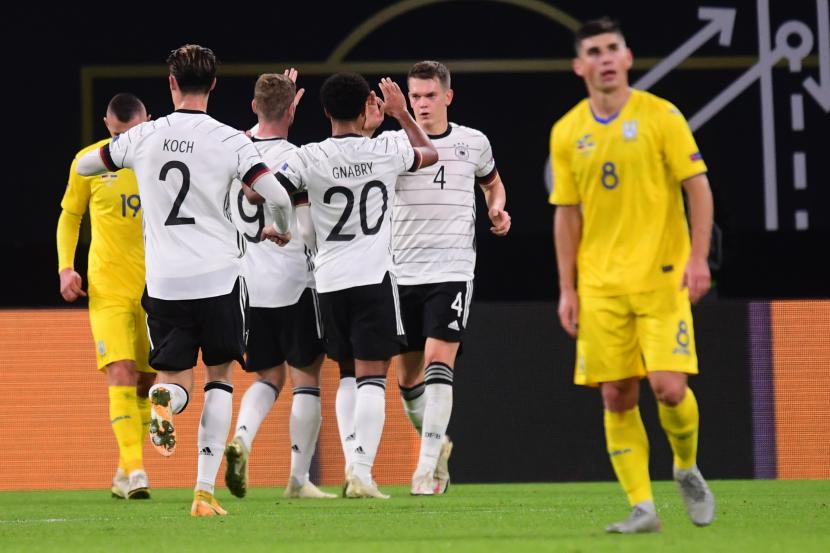 Para pemain Jerman merayakan keunggulan 3-1 atas Ukraina pada pertandingan UEFA Nations League di Leipzig, Jerman, Ahad (15/11) dini hari WIB.