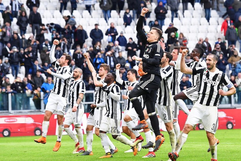 Para pemain Juventus melakukan selebrasi setelah menaklukkan Udinese 2-0 di Stadion Allianz, Ahad (10/3).