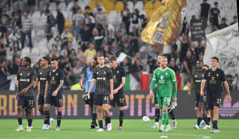 Para pemain Juventus meninggalkan lapangan Stadion Allianz, Turin, setelah ditahan imbang 0-0 oleh AS Roma dalam lanjutan Serie A Liga Italia, Senin (2/9/2024) dini hari WIB.