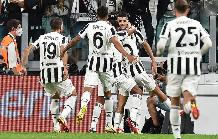 Para pemain Juventus merayakan gol Alvaro Morata (tengah) pada laga Serie A melawan AC Milan di Stadion Juventus, Turin, Senin (20/9) dini hari WIB. Juventus unggul 1-0 pada babak pertama.