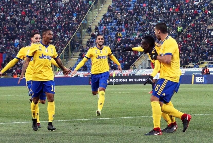 Para pemain Juventus merayakan gol Blaise Matuidi (kedua kanan) ke gawang Bologna, Ahad (17/12).