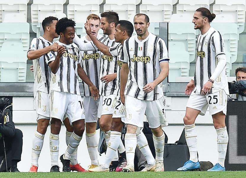 Para pemain Juventus merayakan gol Juan Cuadrado (kedua dari kiri) ke gawang Inter Milan.