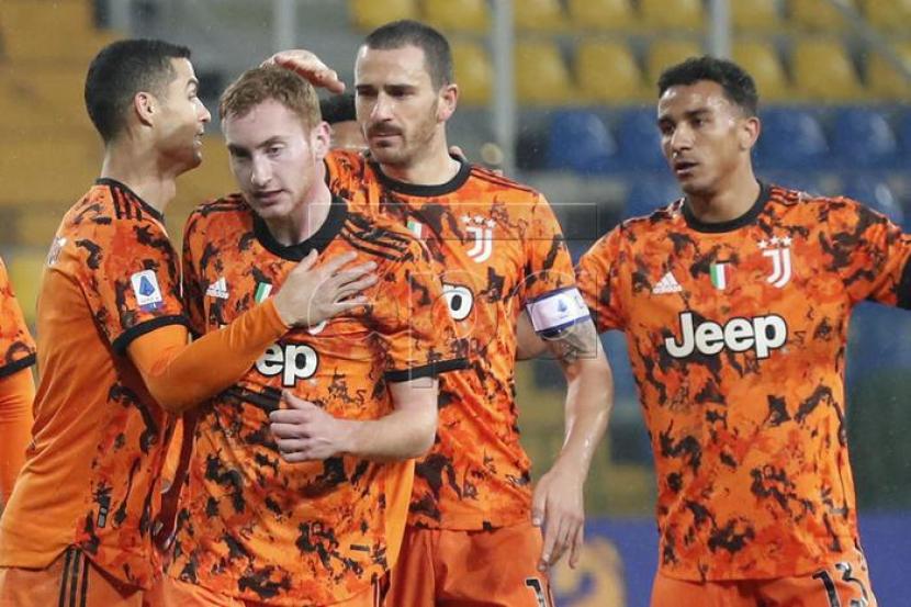 Para pemain Juventus merayakan gol ke gawang Parma dalam lanjutan Serie A Liga Italia, Ahad (20/12) dini hari WIB.