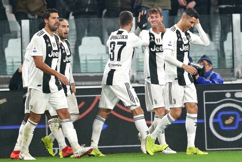 Para pemain Juventus merayakan gol ke gawang Parma pada laga Serie A di Turin, Ahad (3/2) dini hari WIB. Laga berakhir imbang 3-3.