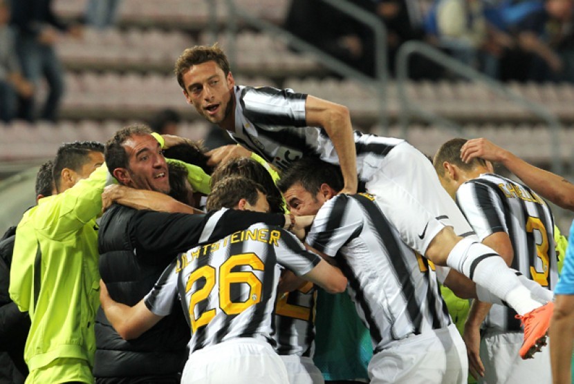 Para pemain Juventus merayakan gol Mirko Vucinic ke gawang Cagliari, di Nereo Rocco Stadium, di Trieste, Italia, Senin (6/5) dinihari WIB. 