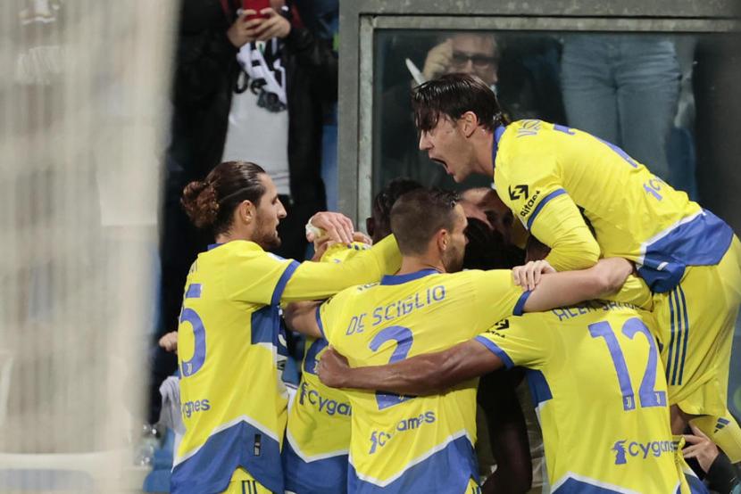 Para pemain Juventus merayakan gol Moise Kean ke gawang Sassuolo dalam lanjutan Serie A Liga Italia. Juventus mengalahkan Sassuolo 2-1.