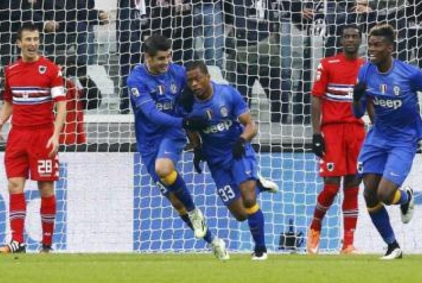 Para pemain Juventus merayakan gol Patrice Evra ke gawang Sampdoria dalam lanjutan Serie A, Ahad (14/12).