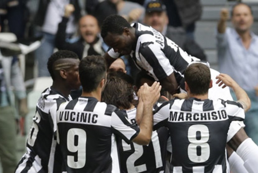 Para pemain Juventus merayakan gol penalti Arturo Vidal ke gawang Palermo, di Turin, Italia, Ahad (5/5). 