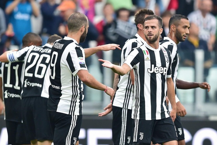 Para pemain Juventus merayakan gol pertama ke gawang Chievo pada laga Serie A di Stadion Allianz, Sabtu (9/9). Juve menang 3-0.