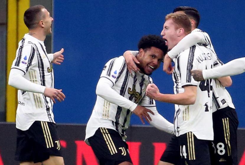 Para pemain Juventus merayakan gol Weston McKennie ke gawang AC Milan.