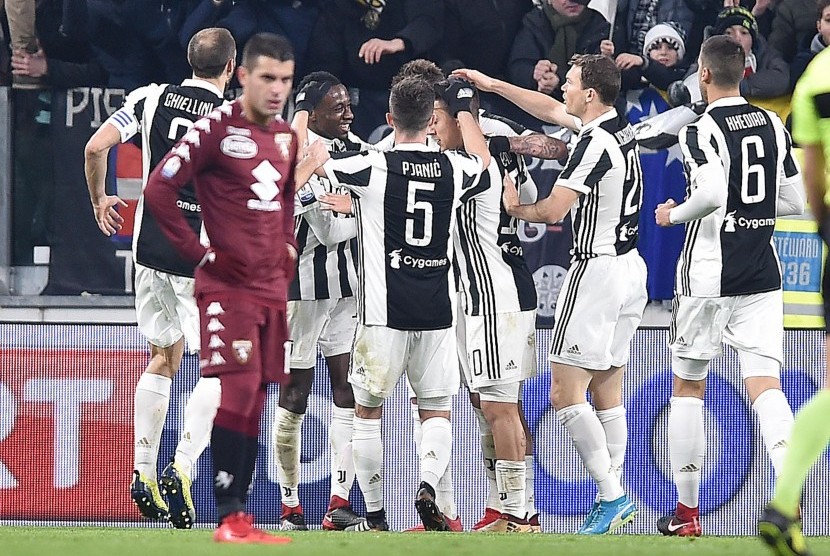 Para pemain Juventus memberikan selamat kepada Mario Mandzukic yang membobol gawang Torino untuk mengantar Juventus lolos ke semifinal Coppa Italia, Kamis (4/1) dini hari WIB. Juventus mengalahkan rival sekotanya, Torino, 2-0 pada laga perempat final.