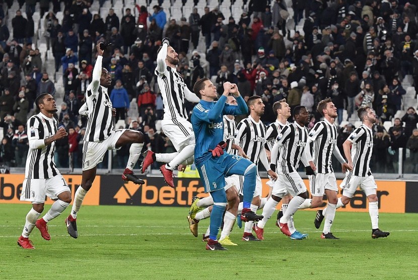 Para pemain Juventus merayakan keberhasilan lolos ke semifinal Coppa Italia, Kamis (4/1) dini hari WIB. Juventus mengalahkan rival sekotanya, Torino, 2-0 pada laga perempat final. (EPA-EFE/ALESSANDRO DI MARCO)