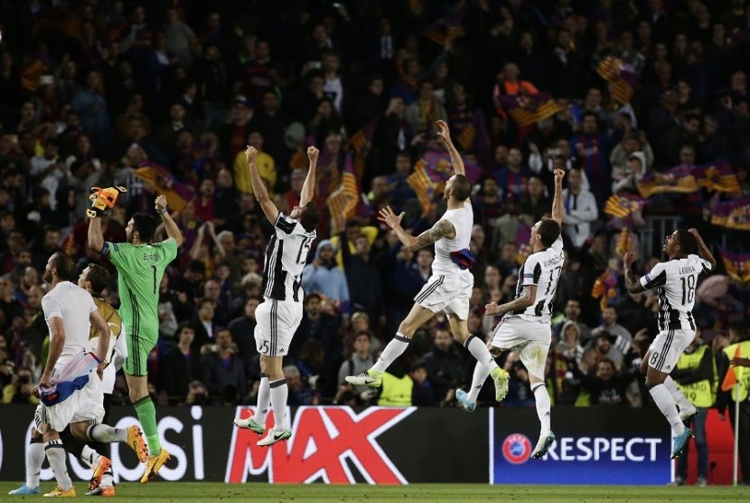 Para pemain Juventus merayakan keberhasilan menyingkirkan Barcelona di perempat final Liga Champions.