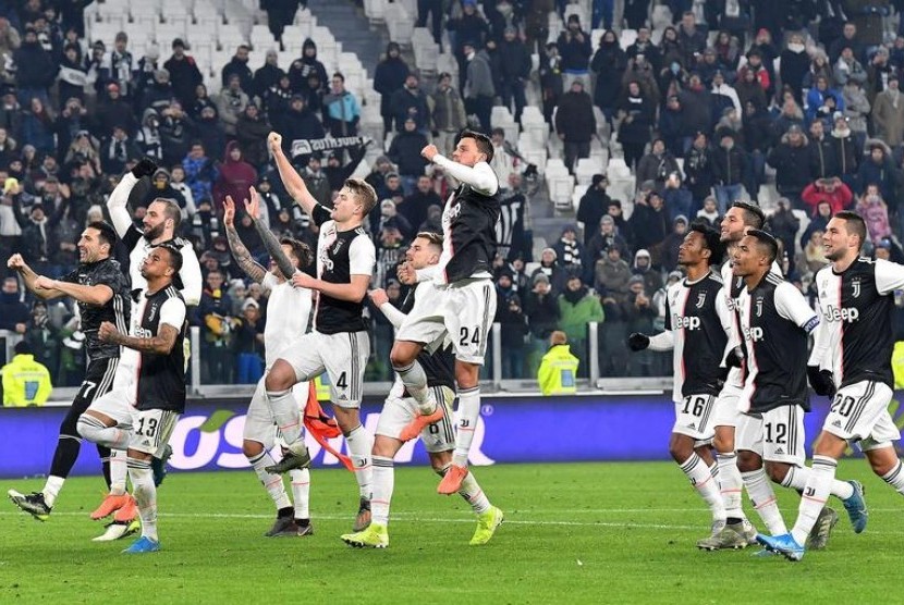Para pemain Juventus merayakan keberhasilan menyingkirkan Udinese di babak 16 besar Coppa Italia.