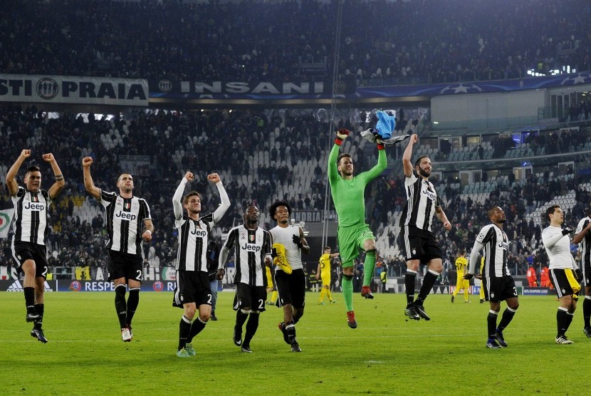 Para pemain Juventus merayakan kemenangan 2-0 atas Dinamo Zagreb pada laga Grup H Liga Champions, di stadion Juventus, Kamis (8/12) dini hari WIB. Juve menjadi juara Grup H.