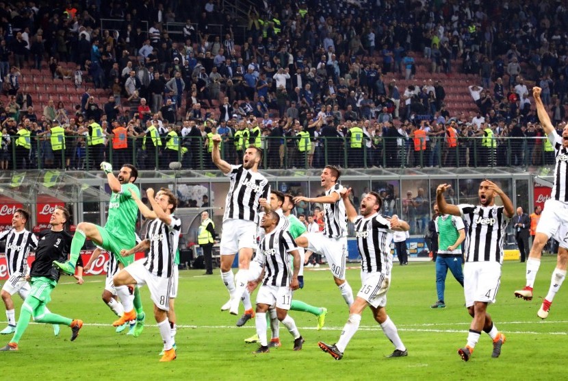 Para pemain Juventus merayakan kemenangan 3-2 atas Inter Milan pada laga Serie A di Giuseppe Meazza, Ahad (29/4) dini hari WIB.