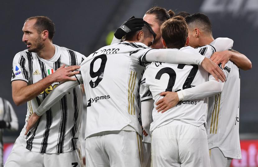 Para pemain Juventus merayakan kemenangan atas AS Roma dalam lanjutan Serie A Liga Italia, Ahad (7/2).