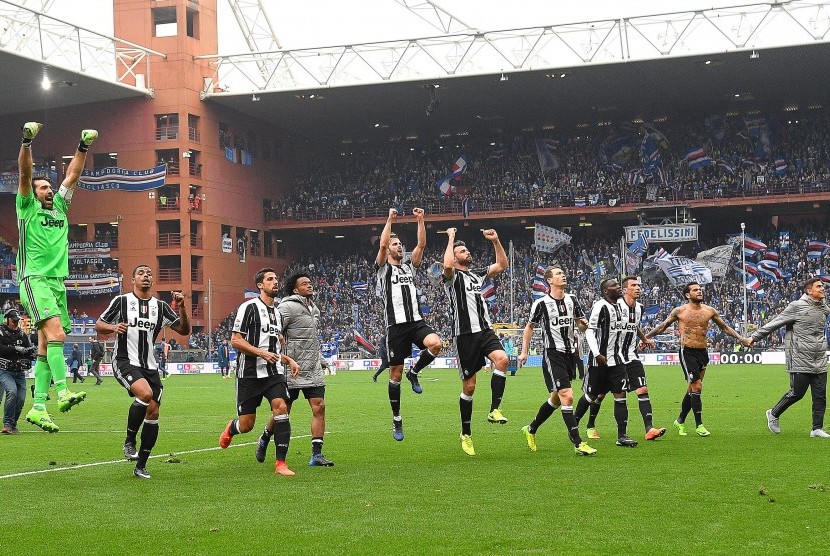 Para pemain Juventus merayakan kemenangan laga Serie A atas Sampdoria di Luigi Ferraris, Ahad (19/3). Juve menang 1-0.