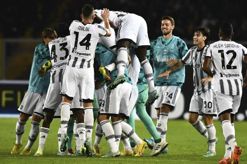 Para pemain Juventus merayakan setelah Nicolo Fagioli mencetak gol pada pertandingan sepak bola Serie A antara Lecce dan Juventus, di stadion Lecce Via del Mare, Italia, Sabtu, 29 Oktober 2022. 