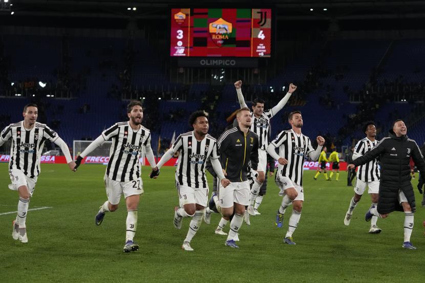 Para pemain Juventus merayakan setelah pertandingan sepak bola Serie A Italia antara Roma dan Juventus di stadion Olimpiade di Roma, Italia, Ahad 9 Januari 2022. Juventus menang 4-3.