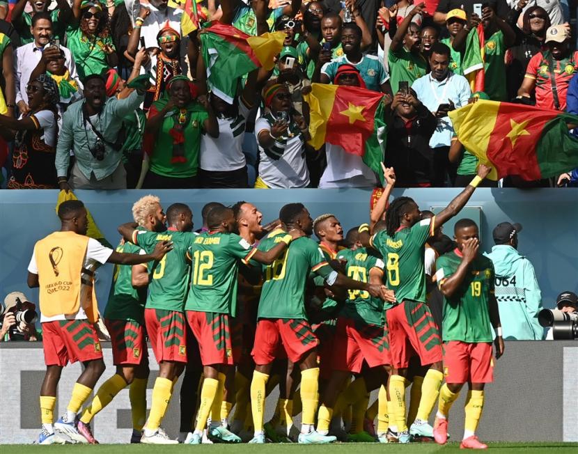 Para pemain Kamerun merayakan gol ke gawang Serbia dalam pertandingan Piala Dunia 2022.