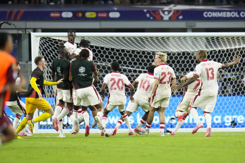 Para pemain Kanada merayakan gol Ismael Kenneth Jordan Kone, kiri atas, dalam adu penalti untuk memenangkan pertandingan perempat final Copa America 2024 melawan Venezuela, Sabtu (6/7/2024) pagi WIB, di Arlington, Texas.