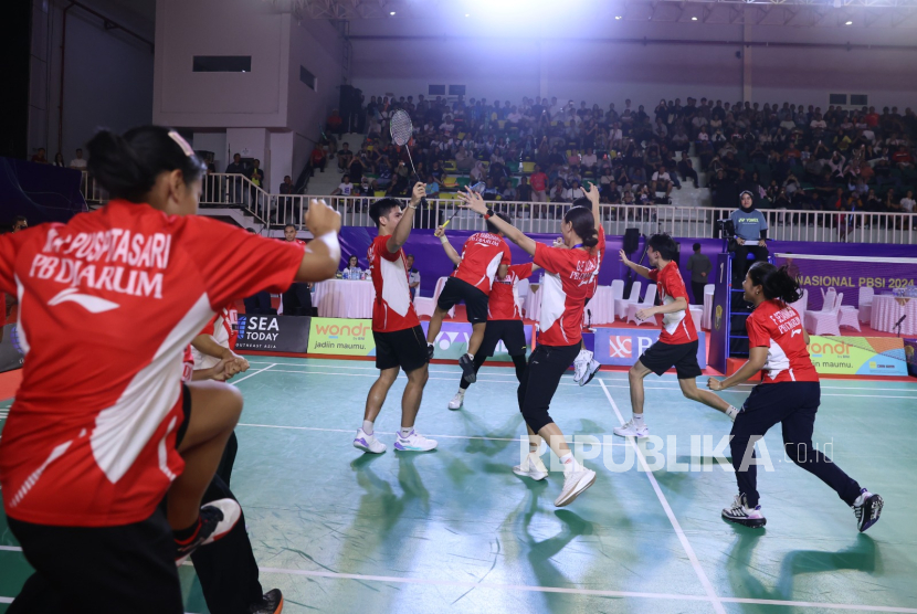 Para pemain klub PB Djarum Kudus berlari ke lapangan setelah ganda putra Leo Rolly Carnando/Daniel Marthin memastikan kemenangan atas  pasangan Sabar Karyaman Gutama/Yeremia Erich Yotje Yacob Rambitan dari klub Exist Badminton dengan skor 21-15, 17-21, dan 21-9 pada nomor beregu campuran antarklub Kejuaraan Nasional (Kejurnas) PBSI 2024 di GOR Universitas Negeri Jakarta, Rawamangun, Jakarta Timur, Ahad (8/12/2024). Kemenangan Leo/Daniel memastikan PB Djarum Kudus juara Kejurnas PBSI 2024 dengan mengalahkan Exist 3-0.