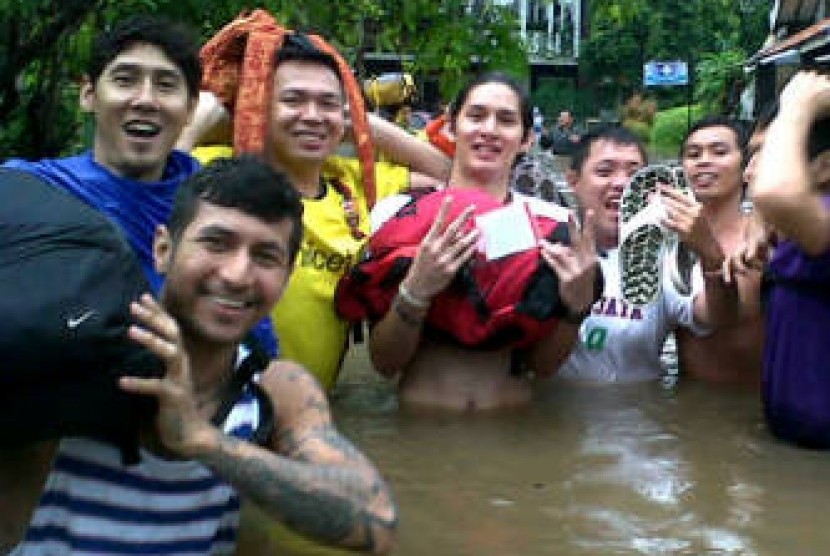 Para pemain klub Pelita Jaya (PJ) Esia  jadi korban banjir Jakarta.