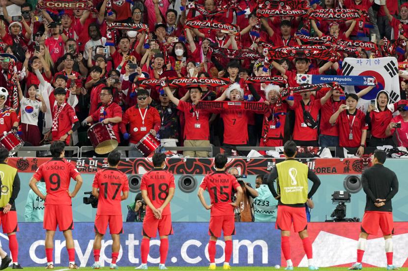  Para pemain Korea Selatan berdiri di depan para penggemarnya pada akhir pertandingan sepak bola grup H Piala Dunia antara Uruguay dan Korea Selatan, di Stadion Education City di Al Rayyan, Qatar, Kamis, 24 November 2022. 