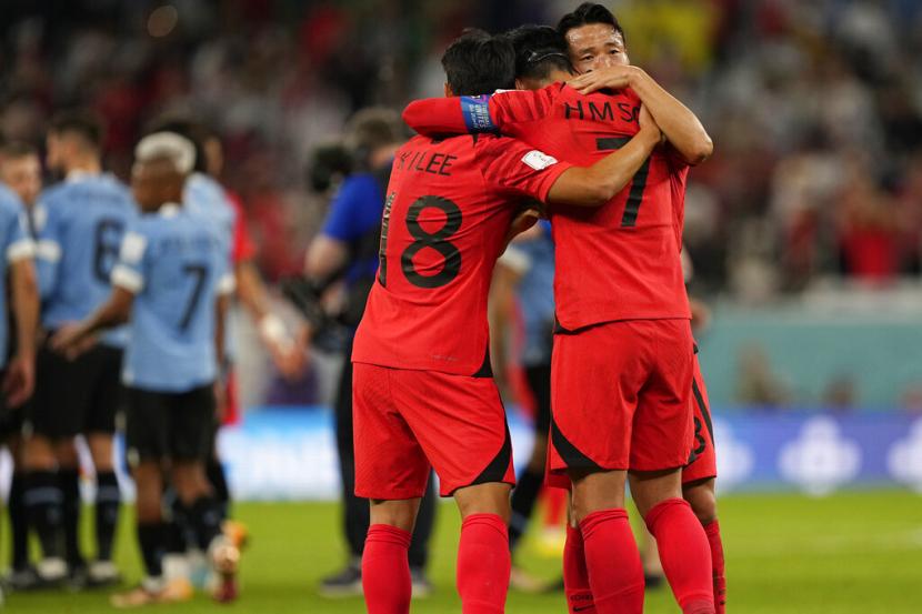  Para pemain Korea Selatan berpelukan pada akhir pertandingan sepak bola grup H Piala Dunia antara Uruguay dan Korea Selatan, di Education City Stadium di Al Rayyan, Qatar, Kamis, 24 November 2022.