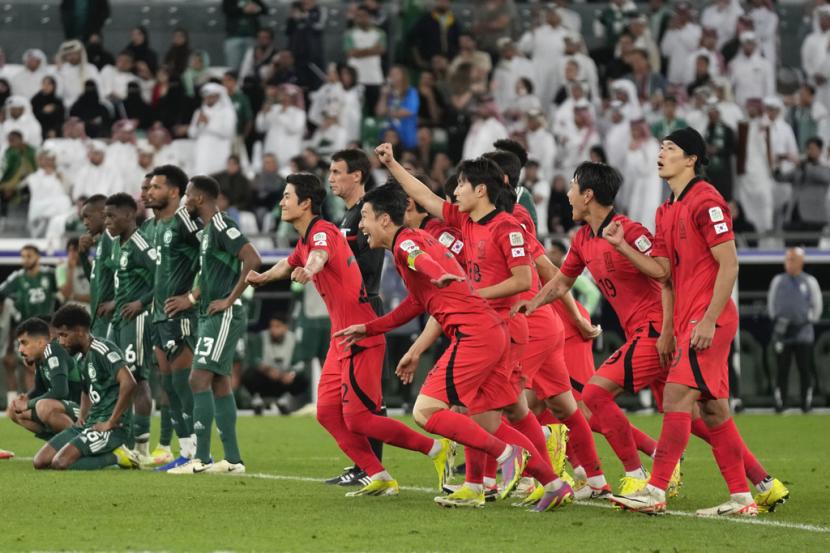 Para pemain Korea Selatan berselebrasi setelah mengalahkan Arab Saudi 4-2 lewat adu penalti pada babak 16 besar Piala Asia 2023, Rabu (31/1/2024) dini hari WIB. Korsel menang 4-2 lewat adu penalti setelah bermain imbang selama 120 menit. Di delapan besar, Korsel akan berhadapan dengan Australia.