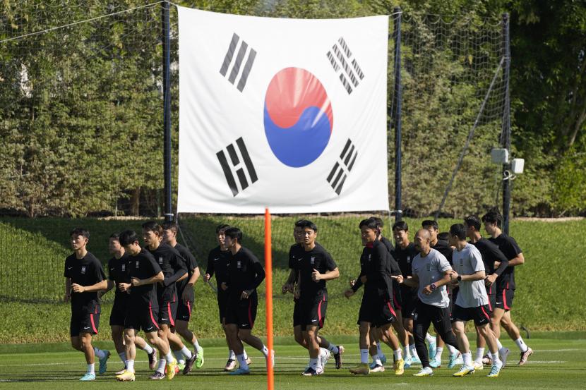 Para pemain Korea Selatan melakukan pemanasan saat latihan resmi menjelang pertandingan sepak bola Piala Dunia 2022 Grup H antara Uruguay dan Korea Selatan di Al Egla Training Site 5 di Doha, Qatar, Rabu, 23 November 2022. 