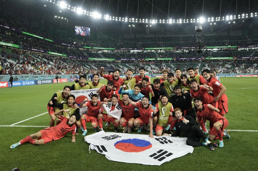 Para pemain Korea Selatan melakukan selebrasi usai pertandingan sepak bola grup H Piala Dunia antara Korea Selatan dan Portugal, di Education City Stadium di Al Rayyan, Qatar, Jumat, 2 Desember 2022. 