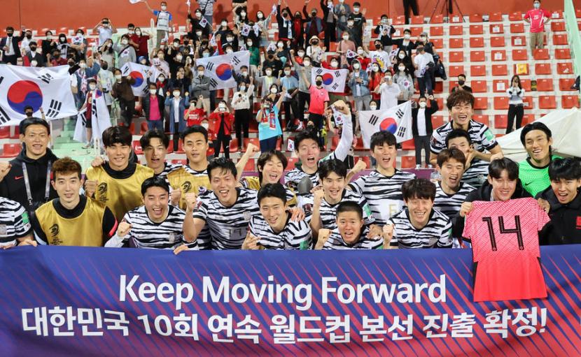 Para pemain Korea Selatan merayakan keberhasilan lolos ke Piala Dunia 2022.